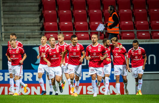 Kalmars Isak Magnusson jublar med lagkamrater