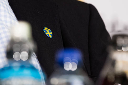 A pin with the Swedish Football Association's logo