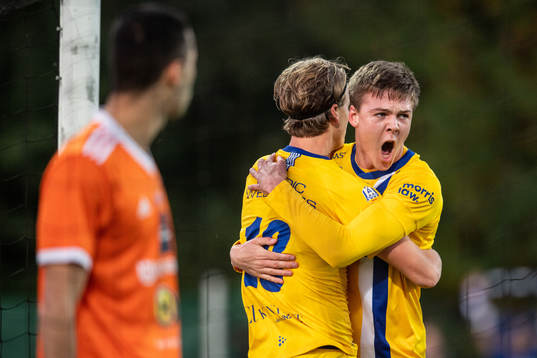 IFK Göteborg August Erlingmark och Emil Holm jublar