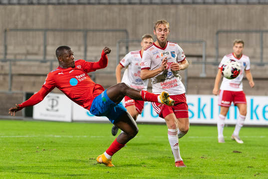 Helsingborgs Alhaji Gero och Halmias Jesper Andersson