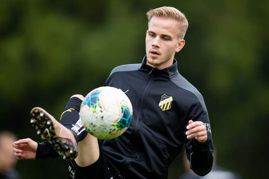 Häckens Jasse Tuominen värmer upp innan fotbollsmatchen i