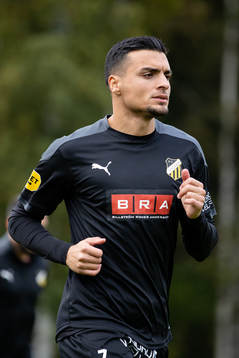 Häckens Ahmed Yasin värmer upp innan fotbollsmatchen i