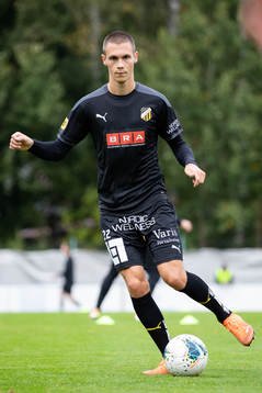 Häckens Tobias Carlsson värmer upp innan fotbollsmatchen