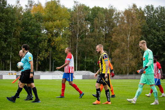 Lagen på väg in för Line up innan fotbollsmatchen i