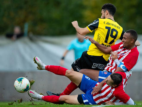 Angereds Adnan Hadzialic och Adam Jallow glidtacklar