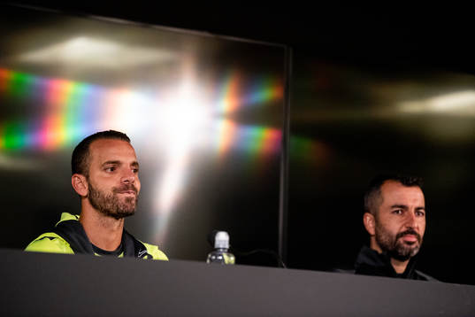 Roberto Soldado and head coach Diego Martinez of Granada