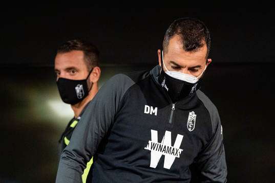 Roberto Soldado and Diego Martinez, head coach of Granada