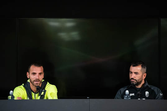 Roberto Soldado and Diego Martinez, head coach of Granada
