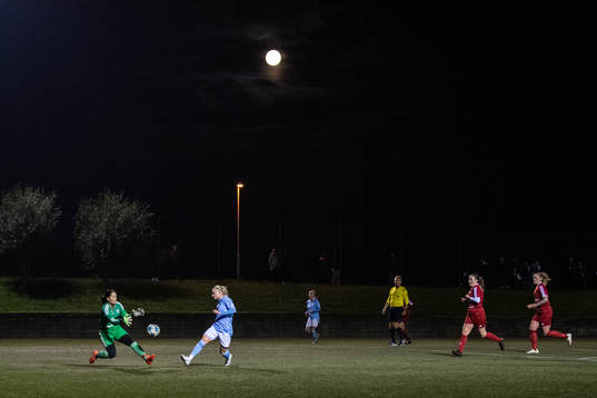 Gislövs målvakt Ulrika Lundgren och Malmö FFs Melina