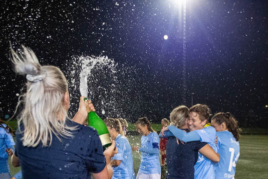 Malmö FFs Anna Hellsten jublar med lagkamrater