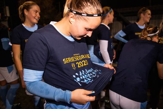 Malmö FFs Johanna Fredriksson granskar sin tröja