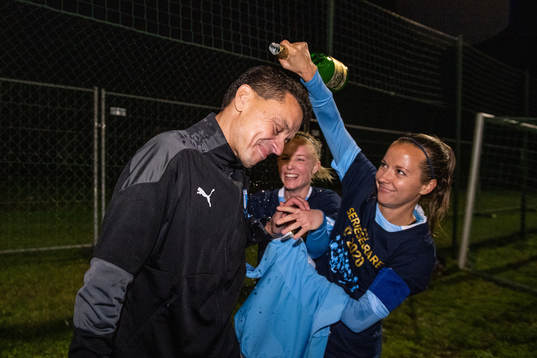 Malmö FFs Cornelia Lindgren och Melina Skarström jublar