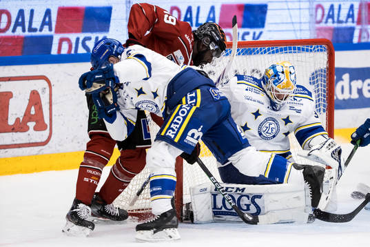 Örebros Daniel Muzito Bagenda och Leksands Matt Caito i