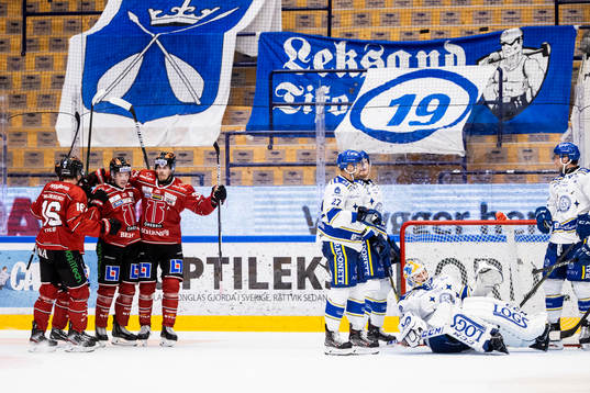 Örebros Linus Öberg (m) jublar med Lukas Pilö och Emil