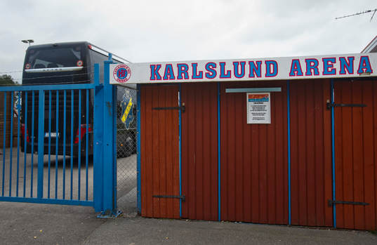 AIK spelarbuss vid entrén till Karlslund Arena