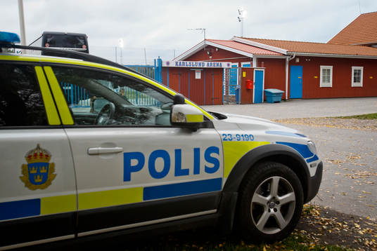 En polisbil vid entrén till Karlslund Arena