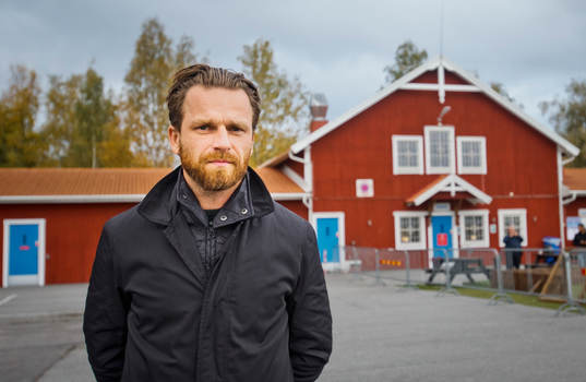 s tränare Bartosz Grzelak utanför klubbhuset