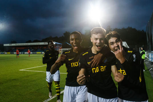 s Erik Ring jublar med Paulos Abraham och Eric Kahl
