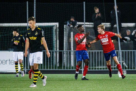 Karlslunds Tidjani Diawara jublar med lagkamrat