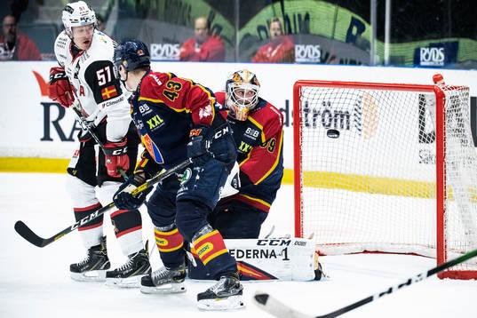 Malmö Redhawks Emil Sylvegård och Djurgårdens målvakt