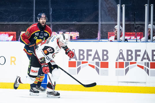 Djurgårdens Dick Axelsson reagerar mot domaren