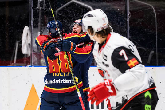 Djurgårdens Alexander Holtz jublar med William Eklund