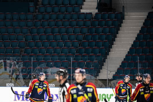Tomma läktare på Hovet