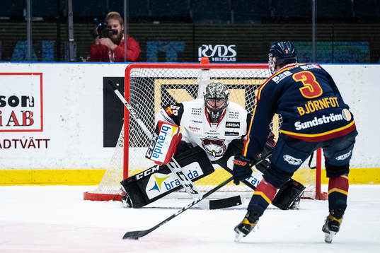 Djurgårdens Tobias Björnfot mot Malmö Redhawks målvakt