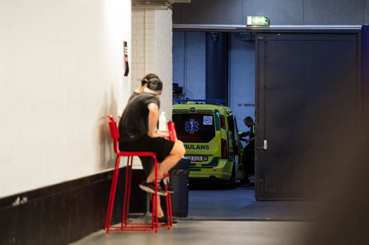 En ambulans med Djurgårdens Tobias Ekberg lämnar hovet