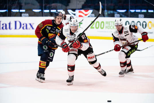 Malmö Redhawks Emil Sylvegård och Pontus Westerholm mot