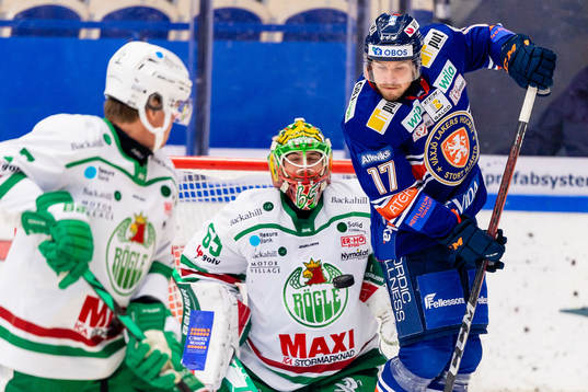 Växjös Emil Forslund oroar framför Rögles målvakt