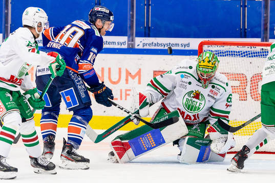 Växjös Richard Gynge oroar framför Rögles målvakt