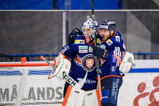 Växjös målvakt Erik Källgren och Erik Josefsson jublar