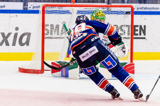 Växjös Pontus Holmberg gör mål 1-1 bakom Rögles