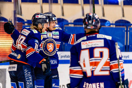 Växjös Marcus Sylvegård och Pontus Holmberg jublar
