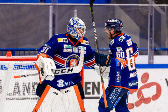 Växjös målvakt Erik Källgren och Erik Josefsson jublar