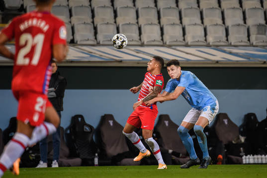 Yangel Herrera of Granada and Anel Ahmedhodzic of Malmö FF