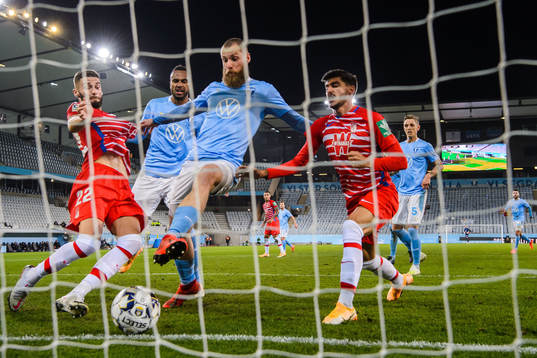 Isaac Kiese Thelin sees Jo Inge Berget of Malmö FF score