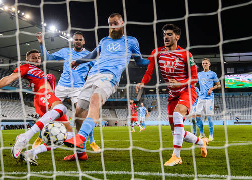 Isaac Kiese Thelin sees Jo Inge Berget of Malmö FF score