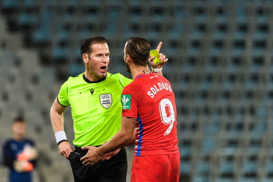 Referee Danny Makkelie and Roberto Soldado of Granada