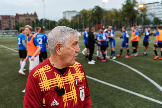 Domare Franco Bastiancich dömer en fotbollsmatch i Korpen
