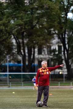 Domare Franco Bastiancich dömer en fotbollsmatch i Korpen