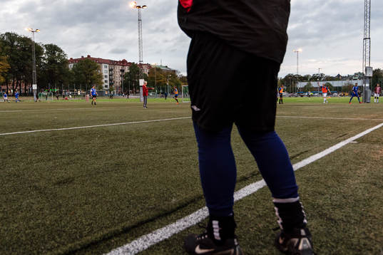 Domare Franco Bastiancich dömer en fotbollsmatch i Korpen
