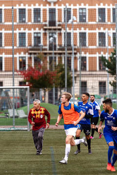 Domare Franco Bastiancich dömer en fotbollsmatch i Korpen