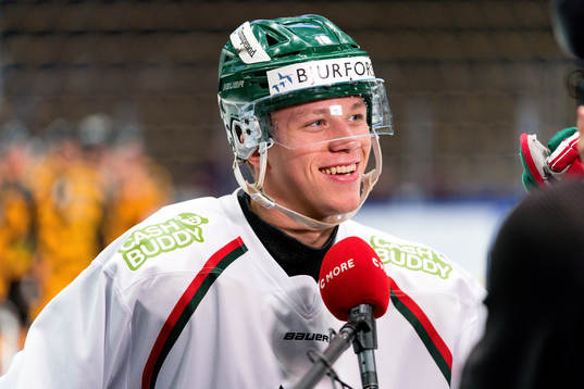 Frölundas Lucas Raymond blir intervjuad av Cmore före