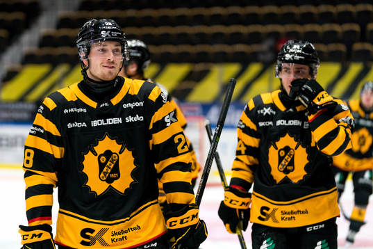 Skellefteås Jesper Frödén gör 1-0 och jublar