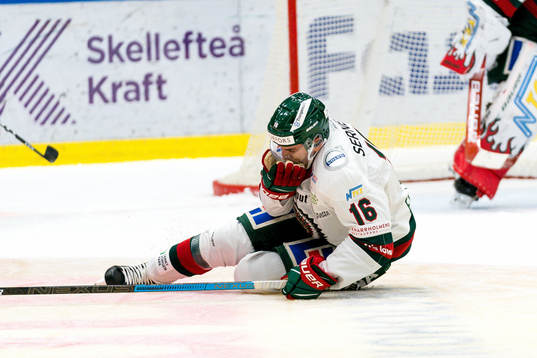 Frölundas Stefan Elliot får en puck i ansiktet