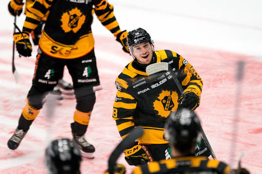 Skellefteås Jesper Frödén jublar