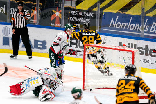 Skellefteås Jesper Frödén jublar