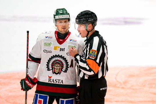 Frölundas Nicklas Lasu pratar med domare Tobias Björk